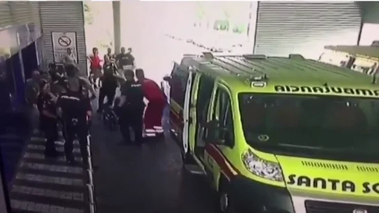 Un preso en silla de ruedas se levanta y huye corriendo Un preso en silla de ruedas se levanta y huye corriendo en el hospital de Alcalá de Henares