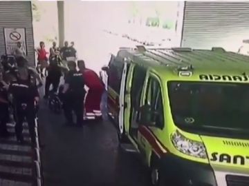 Un preso en silla de ruedas se levanta y huye corriendo Un preso en silla de ruedas se levanta y huye corriendo