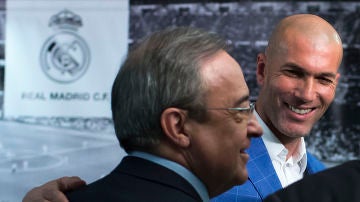 Florentino Pérez, ante la atenta mirada de Zinedine Zidane