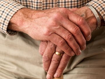 Manos de un anciano Manos de un anciano