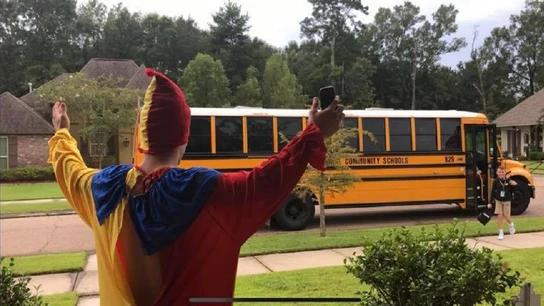 Parte de uno de los vídeos del recibimiento del hermano mayor Parte de uno de los vídeos del recibimiento del hermano mayor.