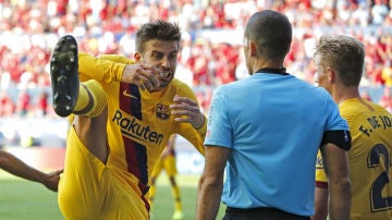 Gerard Piqué habla con el colegiado