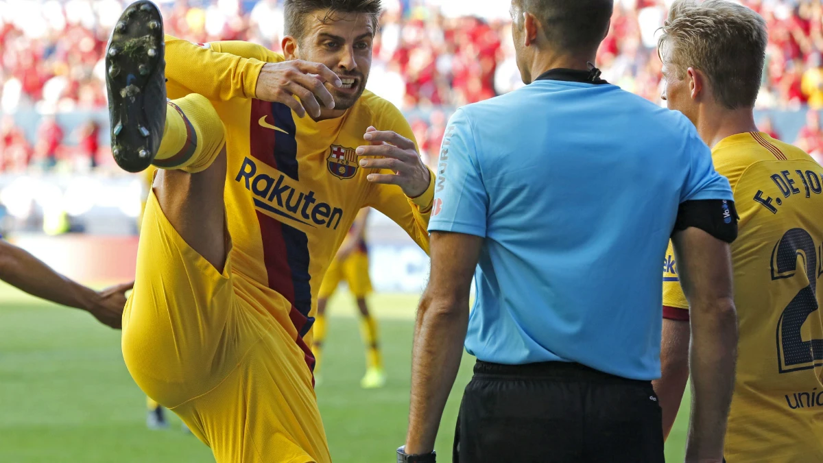 Gerard Piqué habla con el colegiado