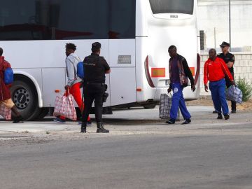 Migrantes a su llegada al muelle de Crinavis, en San Roque Migrantes a su llegada al muelle de Crinavis, en San Roque