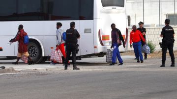 Migrantes a su llegada al muelle de Crinavis, en San Roque