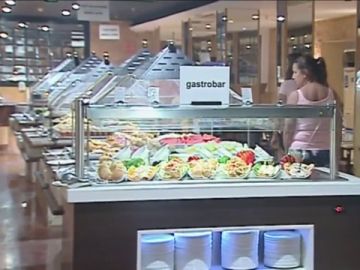 Turistas en el buffet de un hotel Turistas en el buffet de un hotel