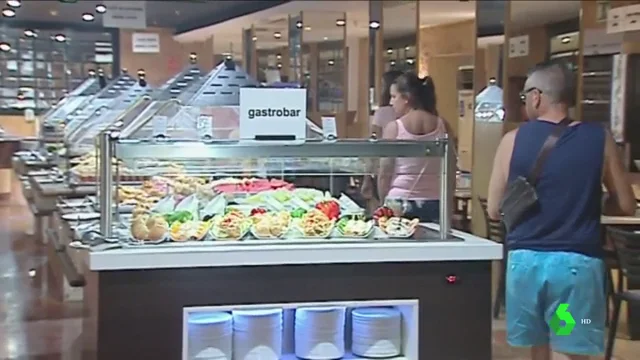 Turistas en el buffet de un hotel