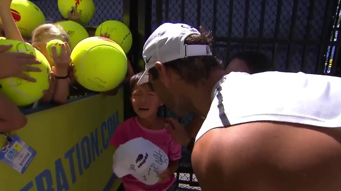 Rafa Nadal, con un niño