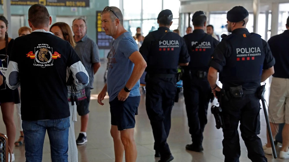 Jusapol hace campaña entre los turistas para defender que España es segura. 