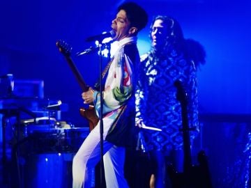 Cantante Prince durante un concierto Cantante Prince durante un concierto