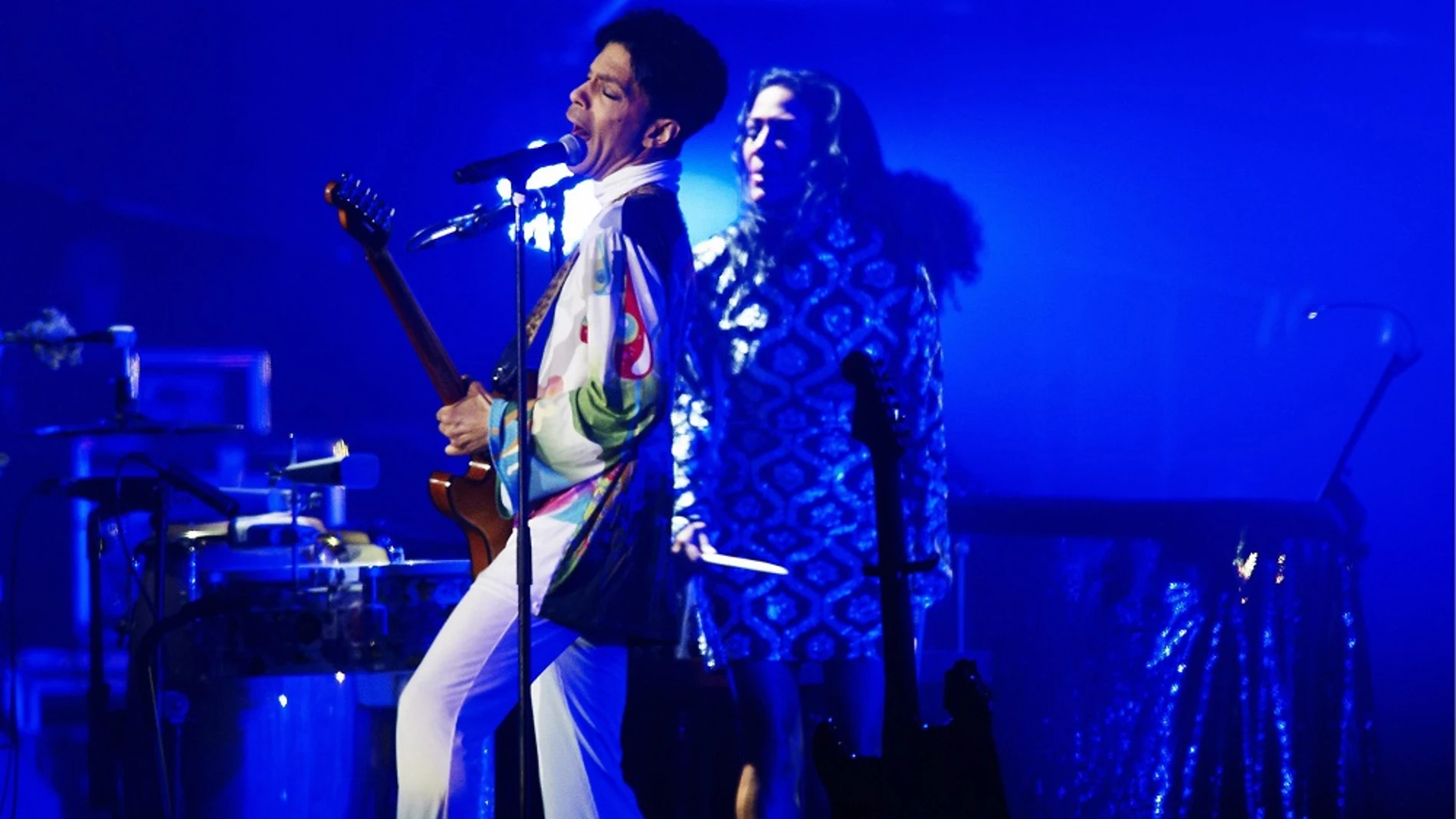 Cantante Prince durante un concierto