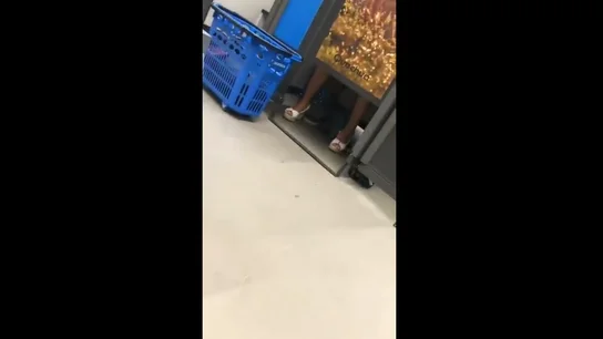 Captura del vídeo de la pareja manteniendo sexo en el Decathlon Captura del vídeo de la pareja manteniendo sexo en el Decathlon