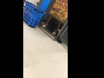 Captura del vídeo de la pareja manteniendo sexo en el Decathlon Captura del vídeo de la pareja manteniendo sexo en el Decathlon