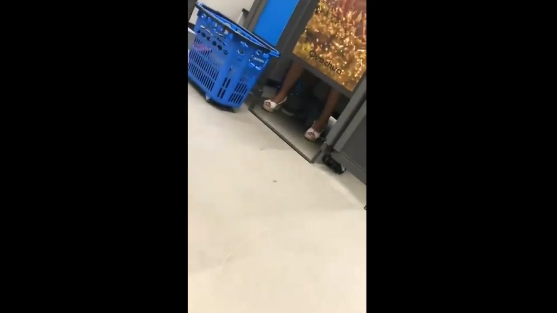 Captura del vídeo de la pareja manteniendo sexo en el Decathlon