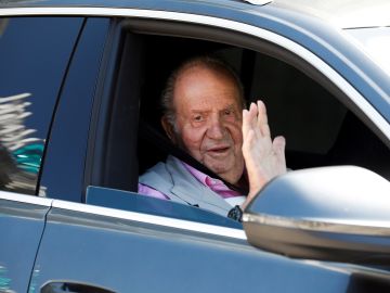 El rey Juan Carlos se dirige a los periodistas que esperaban en el centro Quirón Salud Madrid de Pozuelo El rey Juan Carlos se dirige a los periodistas que esperaban en el centro Quirón Salud Madrid de Pozuelo