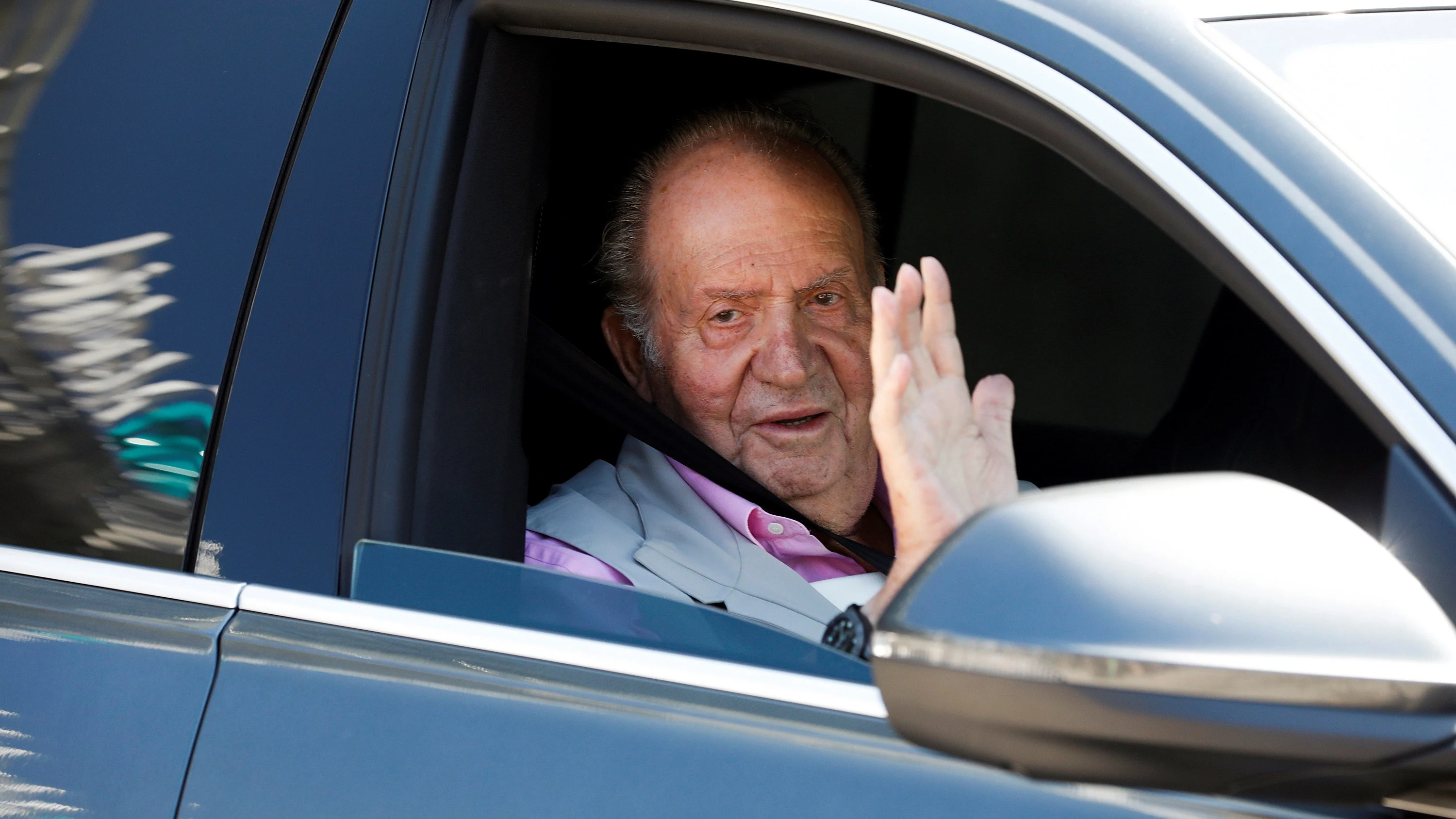 El rey Juan Carlos se dirige a los periodistas que esperaban en el centro Quirón Salud Madrid de Pozuelo