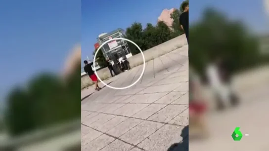El vídeo que muestra el momento en el que varios viandantes neutralizan al autor del ataque en Lyon El vídeo que muestra el momento en el que varios viandantes neutralizan al autor del ataque en Lyon