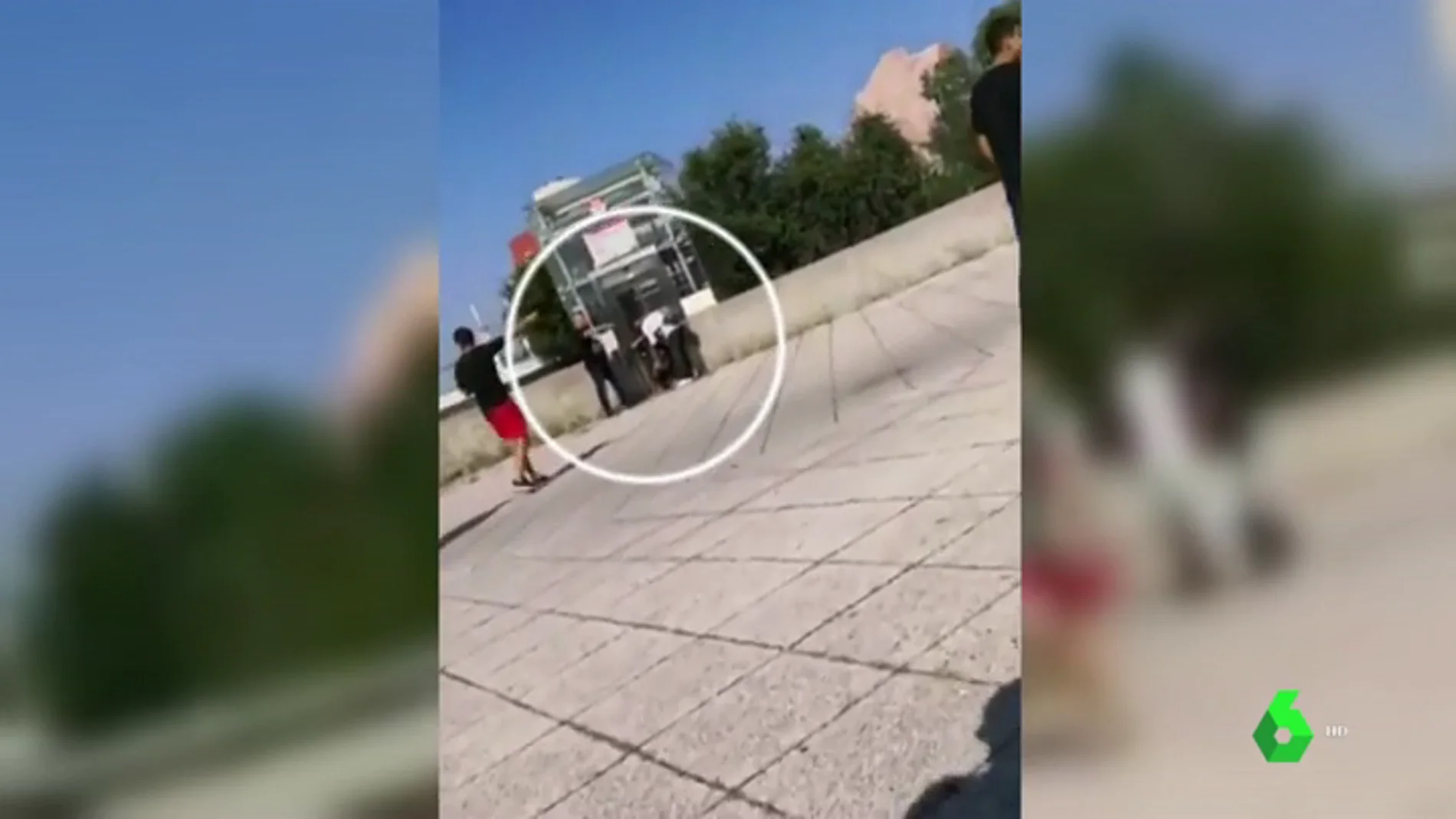 El vídeo que muestra el momento en el que varios viandantes neutralizan al autor del ataque en Lyon