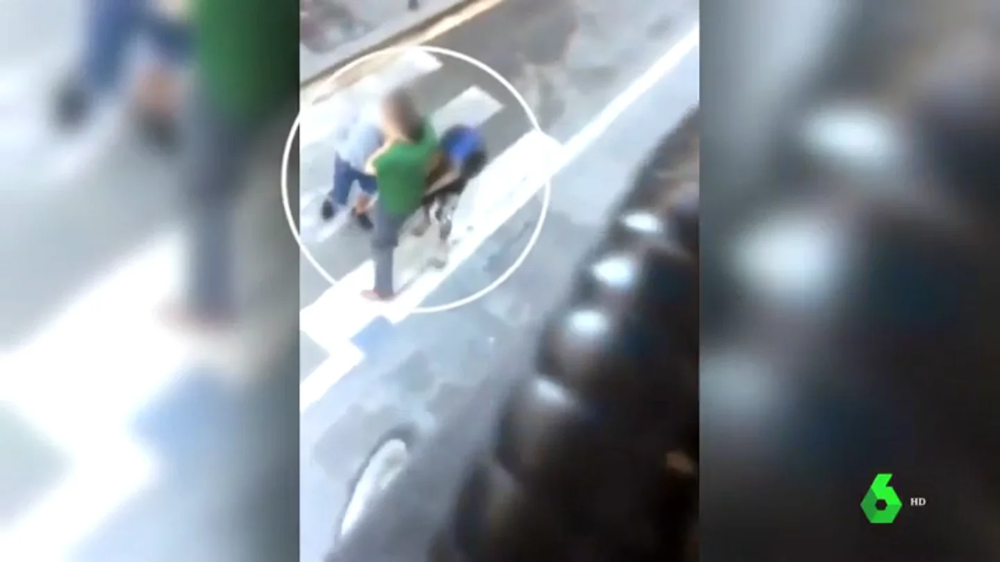 Momento del vídeo en el que le roban el reloj al viandante Momento del vídeo en el que le roban el reloj al viandante.