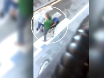Momento del vídeo en el que le roban el reloj al viandante Momento del vídeo en el que le roban el reloj al viandante