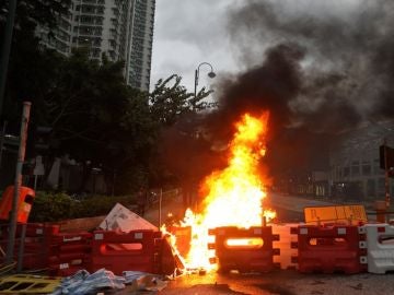 Los manifestantes en Hong Kong llegan a las inmediaciones del aeropuerto 
