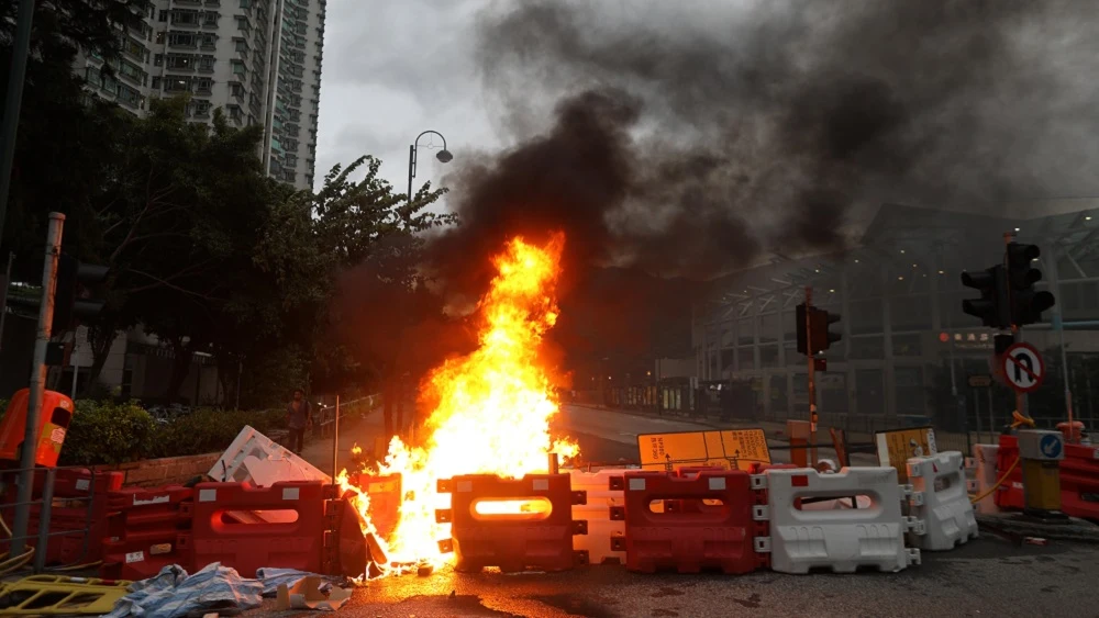 Los manifestantes en Hong Kong llegan a las inmediaciones del aeropuerto.