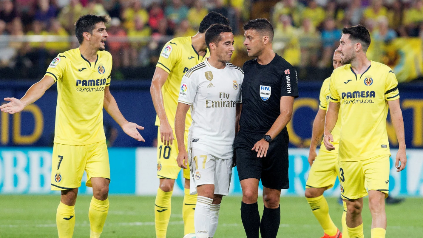 Lucas Vázquez charla con el árbitro Lucas Vázquez charla con el árbitro