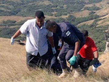 Autoridades sacan de la montaña los cuerpos de los familiares fallecidos Autoridades sacan de la montaña los cuerpos de los familiares fallecidos