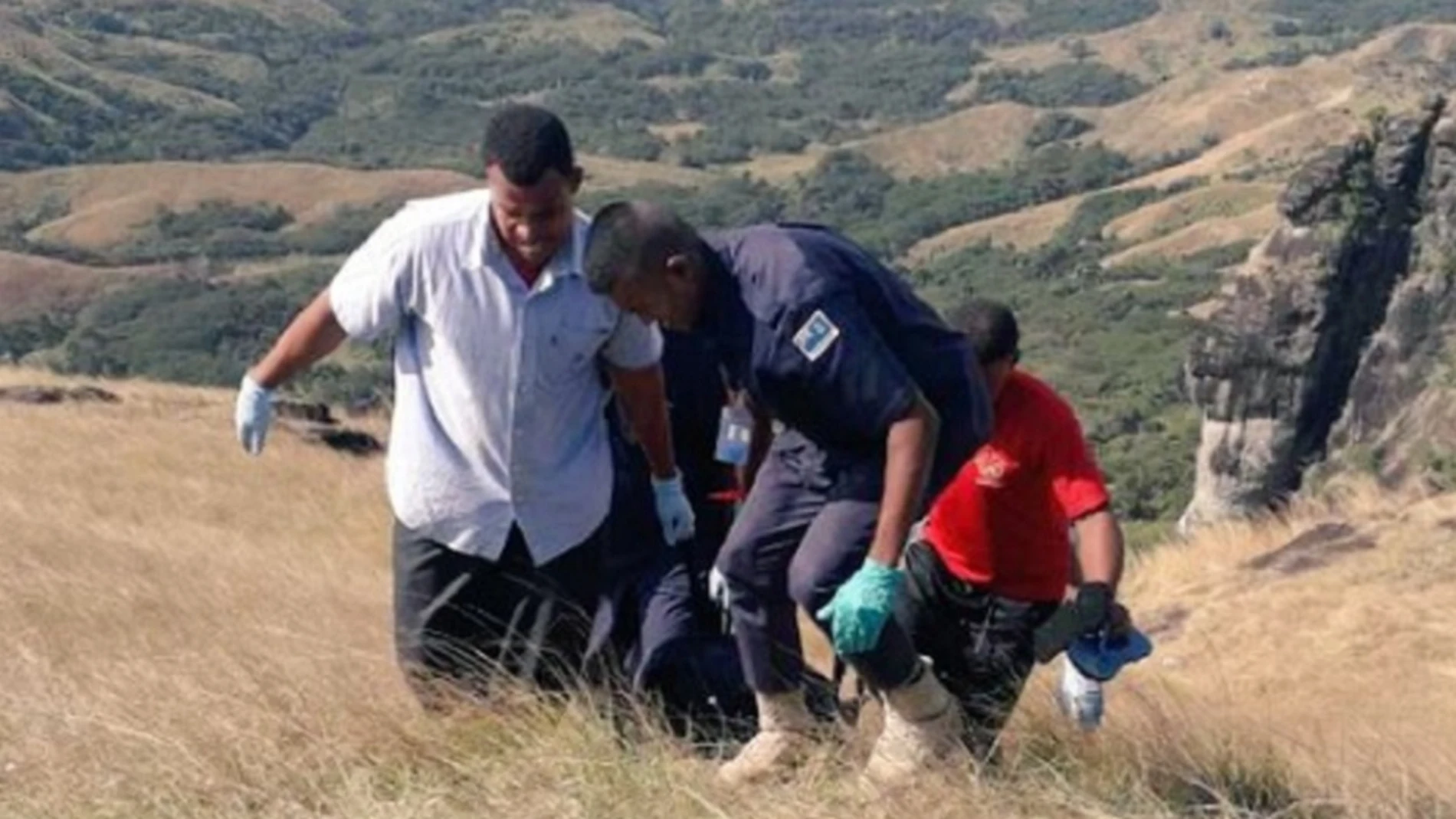 Autoridades sacan de la montaña los cuerpos de los familiares fallecidos 