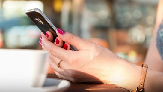 Mujer con un teléfono móvil Mujer con un teléfono móvil.