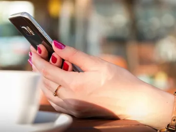 Mujer con un teléfono móvil Mujer con un teléfono móvil