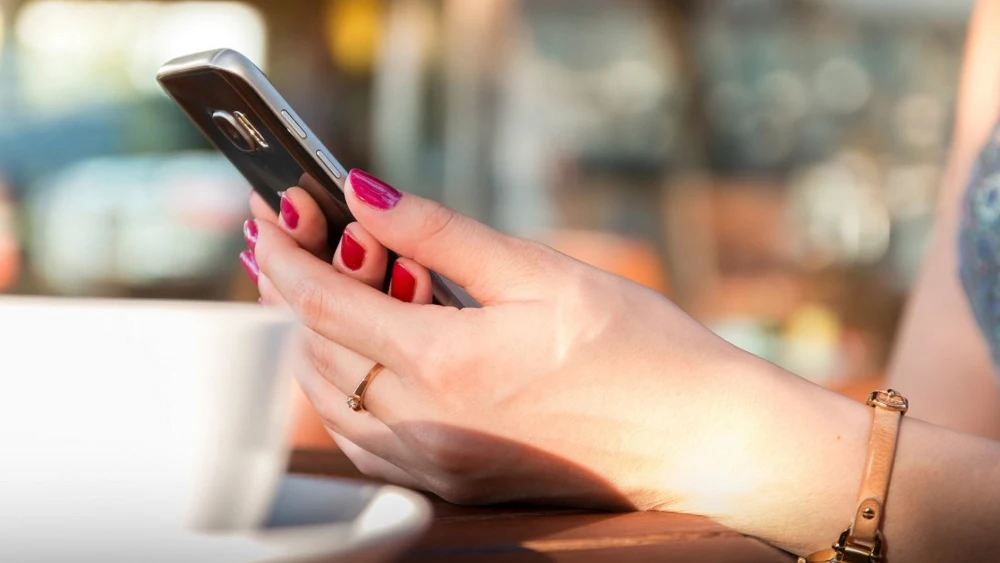 Mujer con un teléfono móvil.