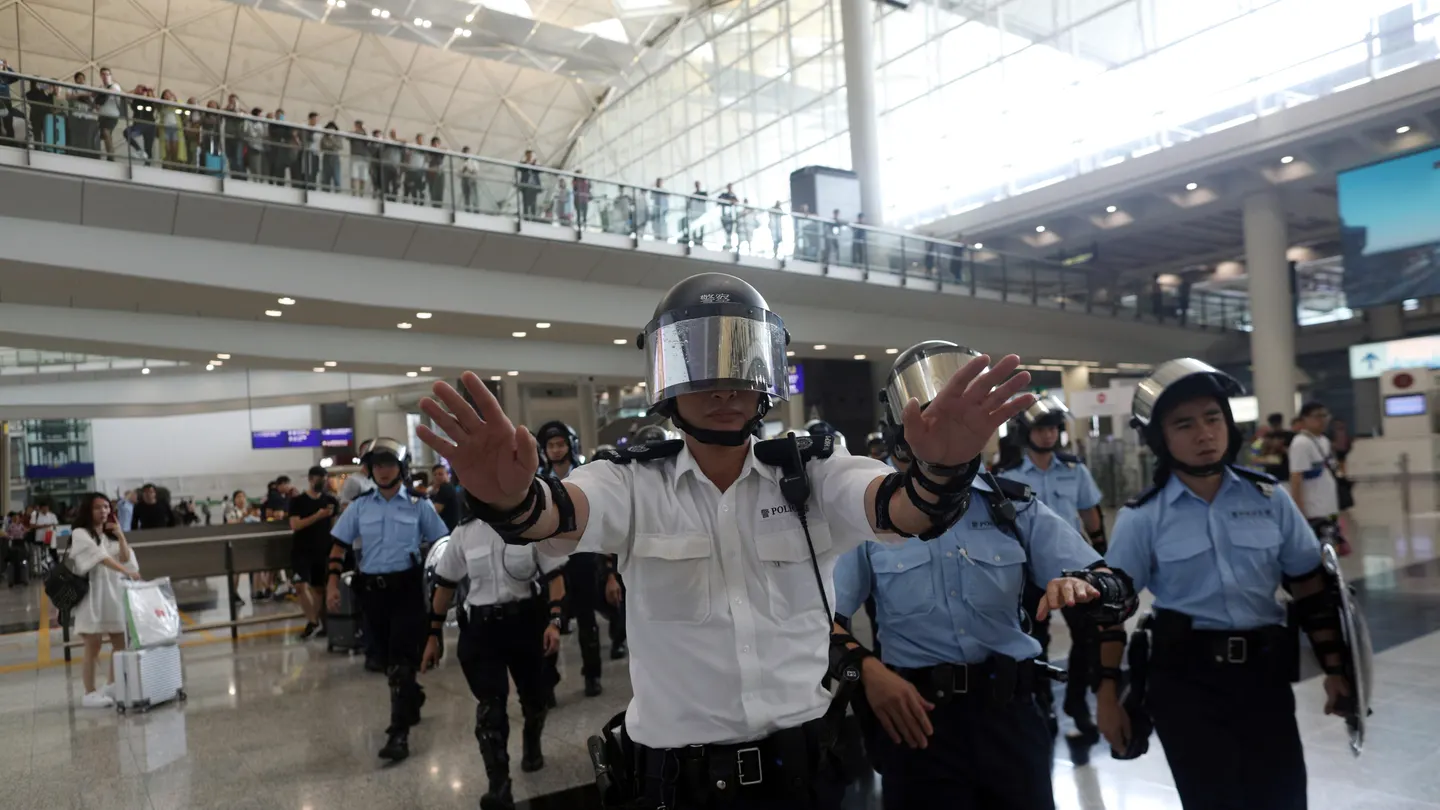 Suspendida la línea de metro del aeropuerto de Hong Kong por las protestas Suspendida la línea de metro del aeropuerto de Hong Kong por las protestas