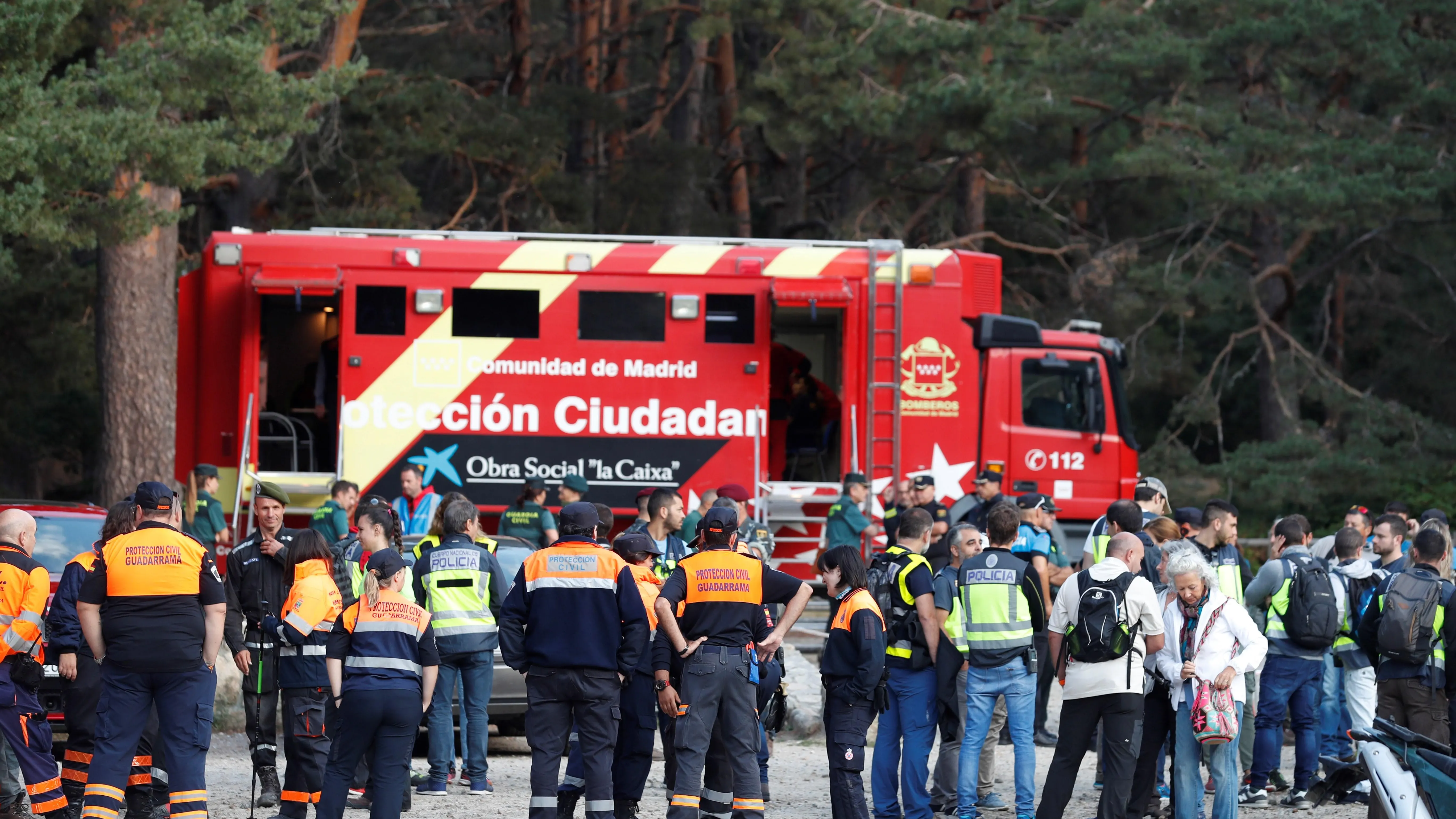 La Policía, la Guardia Civil, los organismos de emergencias y voluntarios momentos antes de reanudar la búsqueda