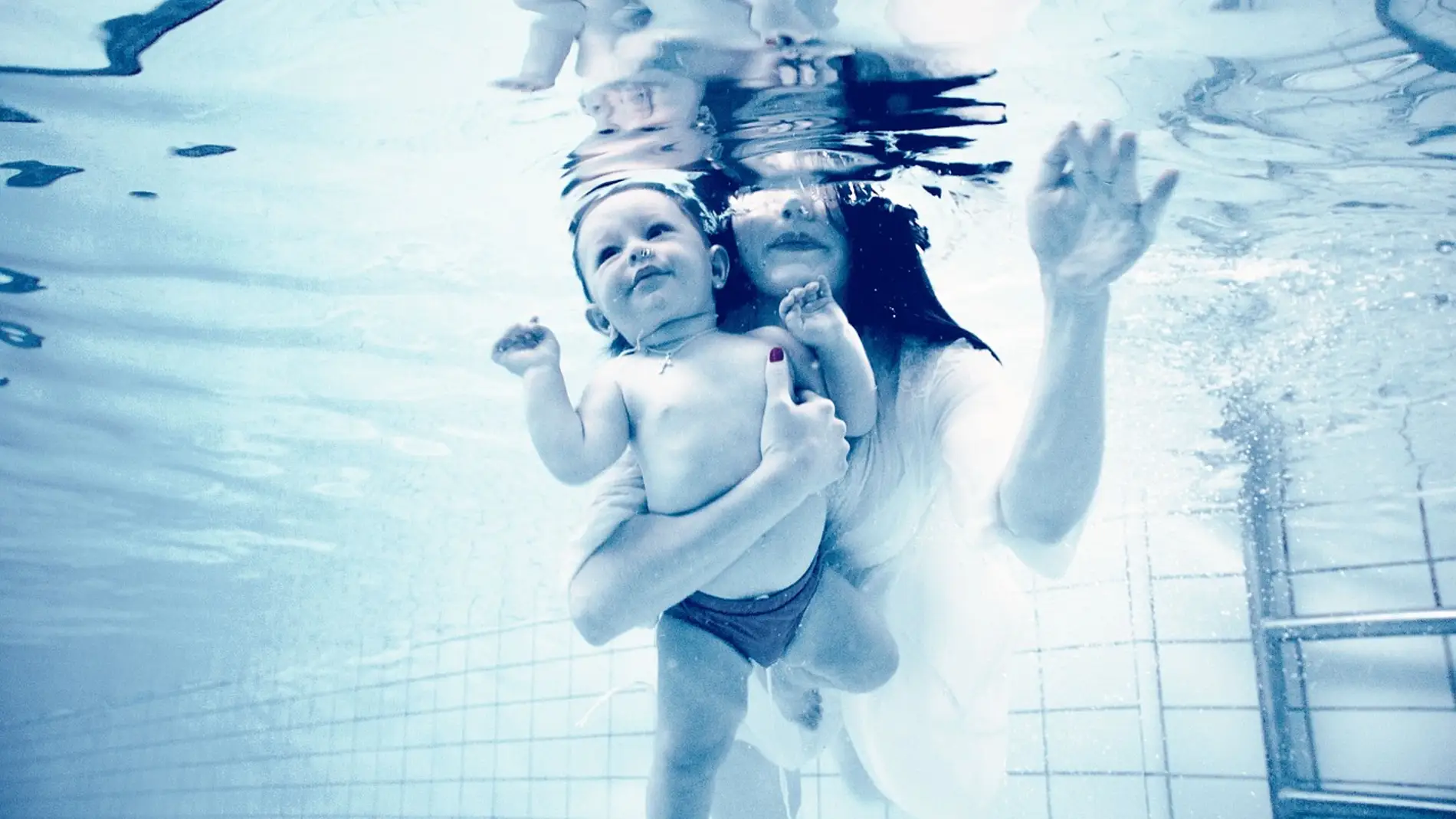 madre con su hijo en una piscina