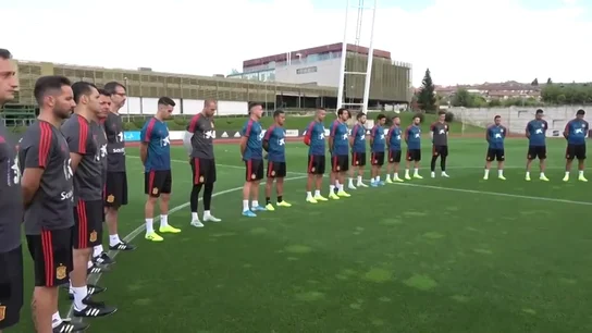 El emotivo minuto de silencio de la Selección en memoria de la hija de Luis Enrique El emotivo minuto de silencio de la Selección en memoria de la hija de Luis Enrique