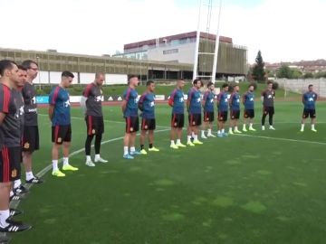 El emotivo minuto de silencio de la Selección en memoria de la hija de Luis Enrique El emotivo minuto de silencio de la Selección en memoria de la hija de Luis Enrique
