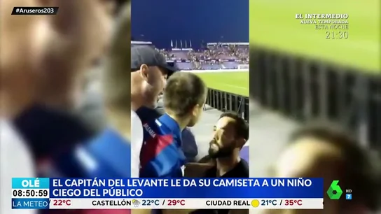 El emotivo gesto del capitán del Levante con un niño ciego del público El emotivo gesto del capitán del Levante con un niño ciego del público