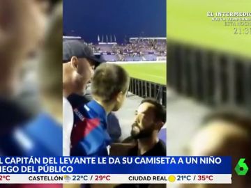 El emotivo gesto del capitán del Levante con un niño ciego del público El emotivo gesto del capitán del Levante con un niño ciego del público