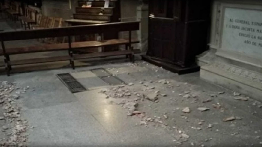 Imagen de los cascotes que se han desprendido en la concatedral de Logroño Imagen de los cascotes que se han desprendido en la concatedral de Logroño