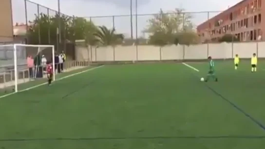 Niño tirando un penalti Niño tirando un penalti