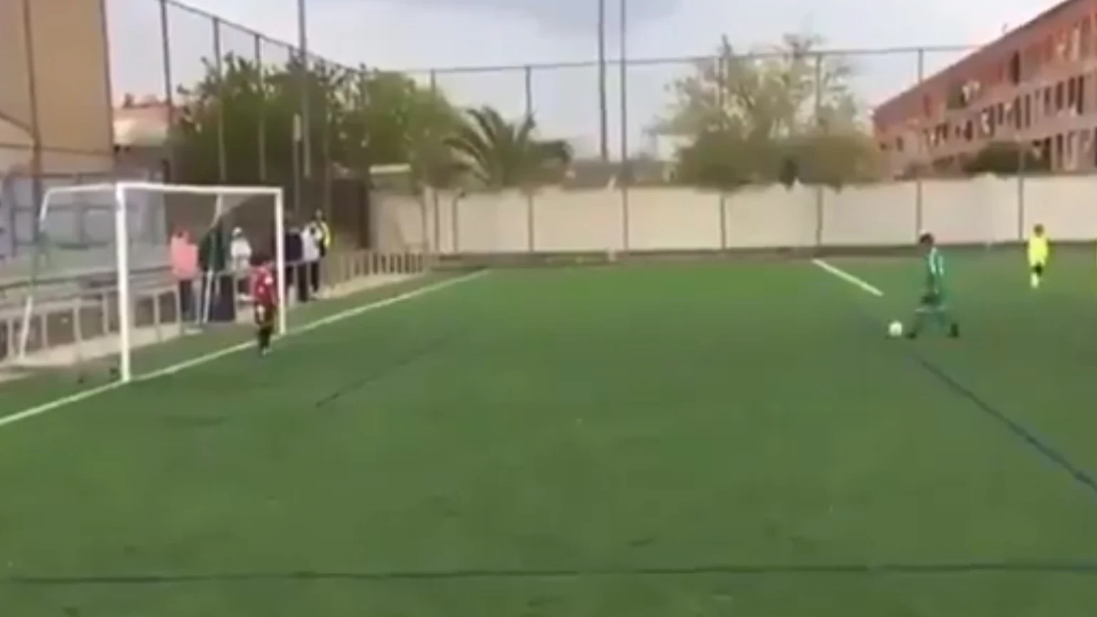 Niño tirando un penalti