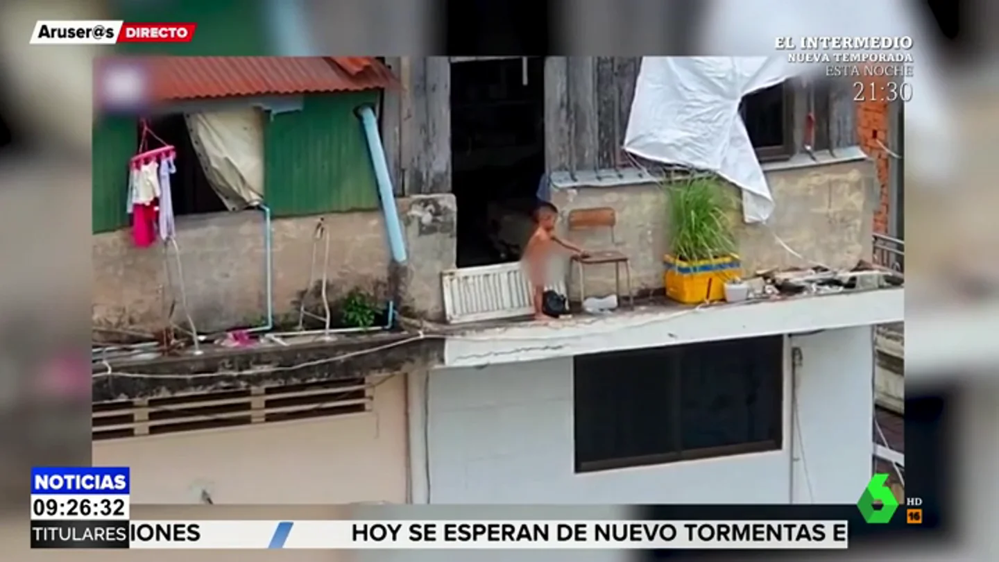 Un niño juega en la cornisa de un edificio de más de 10 metros de altura Un niño juega en la cornisa de un edificio de más de 10 metros de altura
