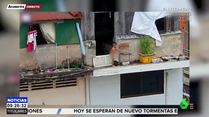 Un niño juega en la cornisa de un edificio de más de 10 metros de altura