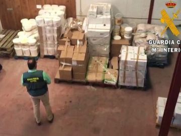 Momento en el que la Guardia Civil ha incautado los alimentos Momento en el que la Guardia Civil ha incautado los alimentos