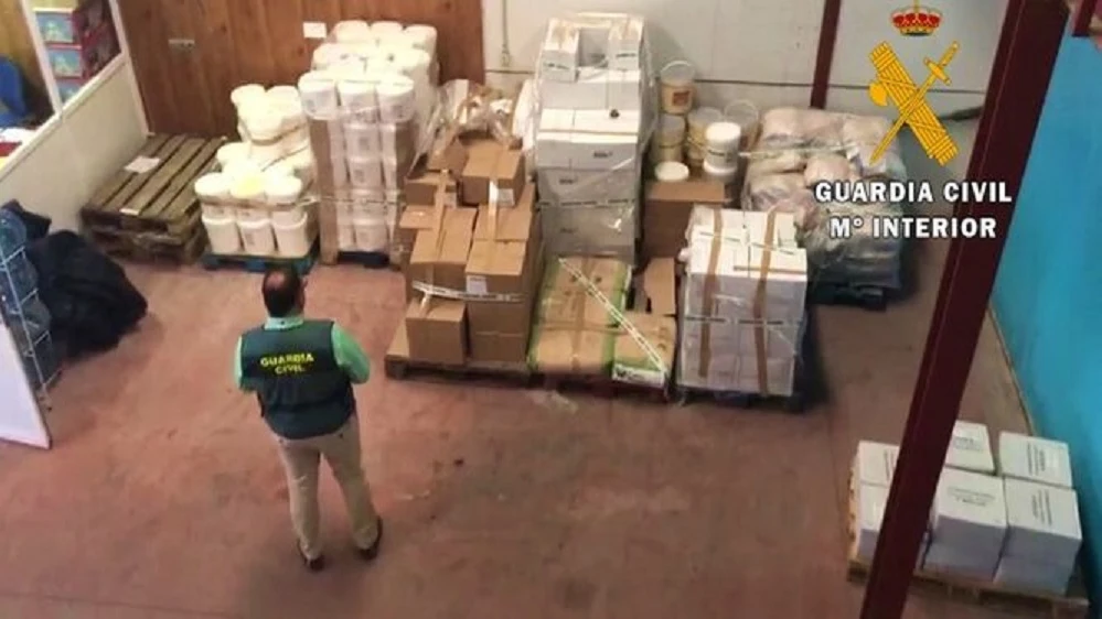 Momento en el que la Guardia Civil ha incautado los alimentos