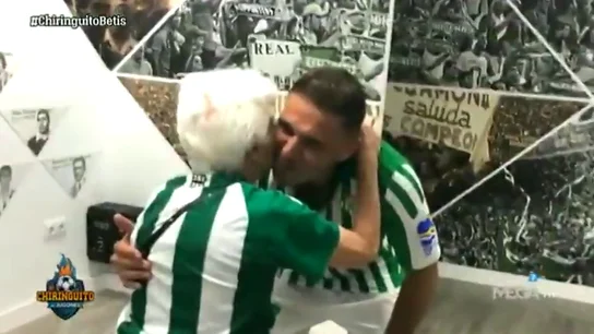 Joaquín cumple el sueño de una aficionada del Betis de 90 años: "Cuando se acercó a mí me agarré a él" Joaquín cumple el sueño de una aficionada del Betis de 90 años: "Cuando se acercó a mí me agarré a él"