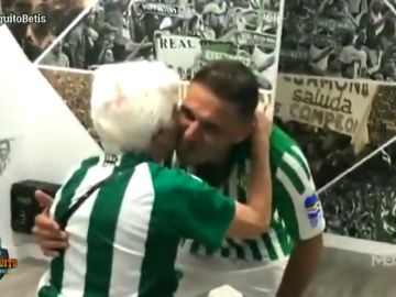 Joaquín cumple el sueño de una aficionada del Betis de 90 años: "Cuando se acercó a mí me agarré a él" Joaquín cumple el sueño de una aficionada del Betis de 90 años: "Cuando se acercó a mí me agarré a él"