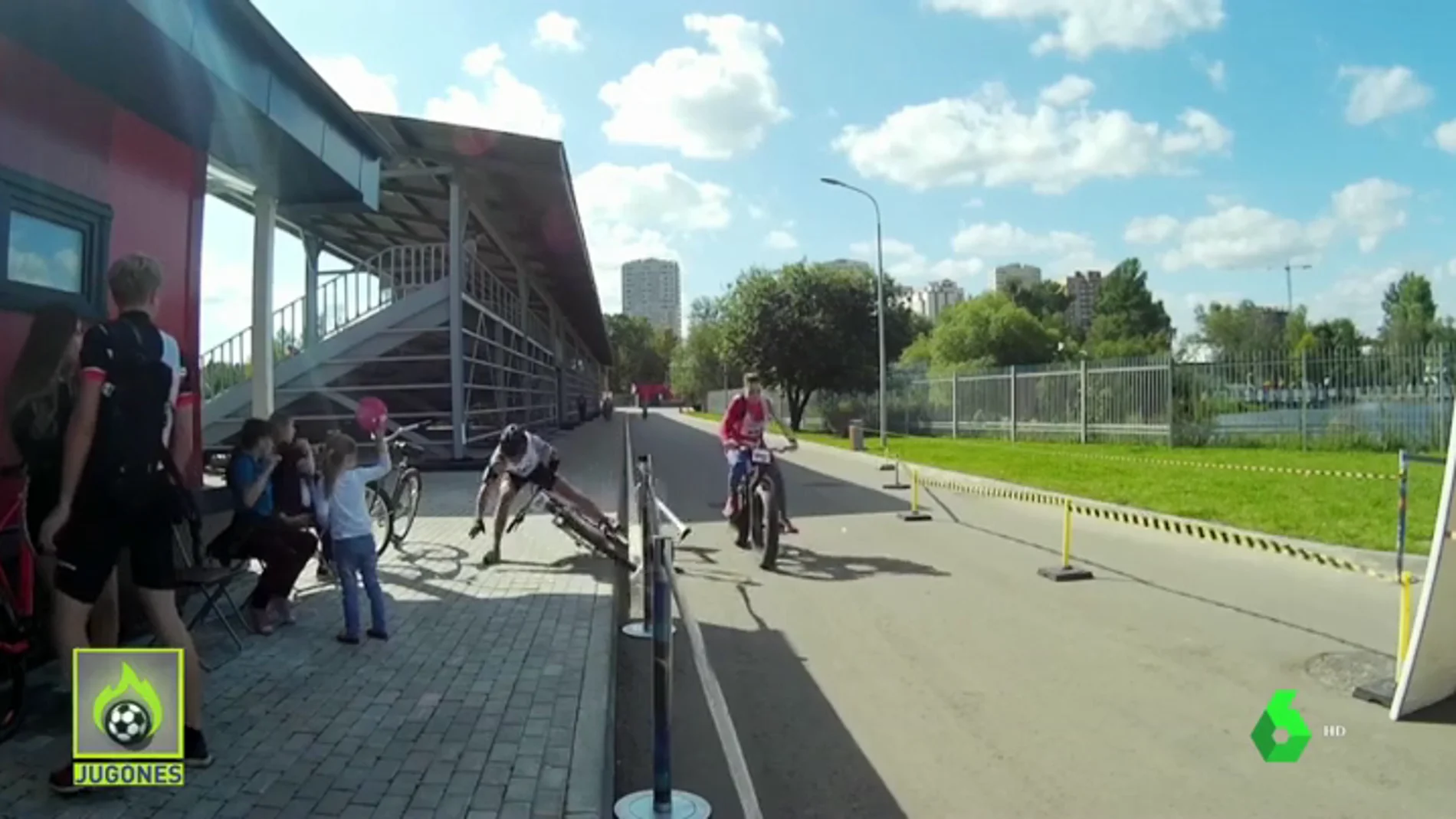 Milagroso: un ciclista evita atropellar a una niña tras perder el control de su bicicleta