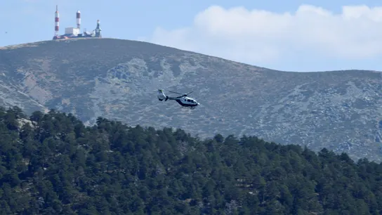 Un helicóptero sobrevuela la zona de los Siete Picos en la localidad de Cercedilla Un helicóptero sobrevuela la zona de los Siete Picos en la localidad de Cercedilla